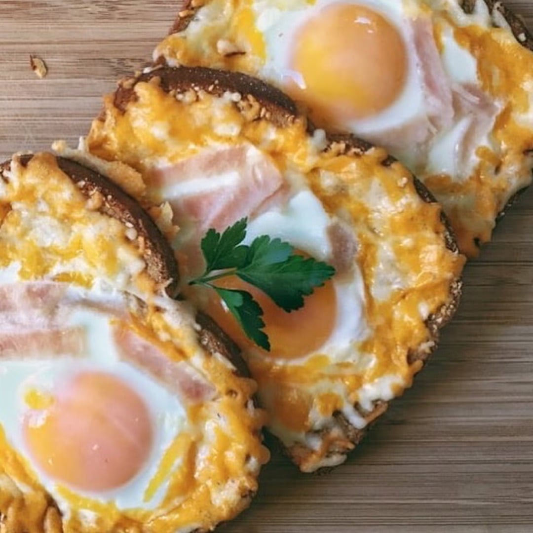 Вкусные жареные яйца. Бутерброд с омлетом. Необычный завтрак из яиц. Бутерброды из яиц. Бутерброд с яйцом.